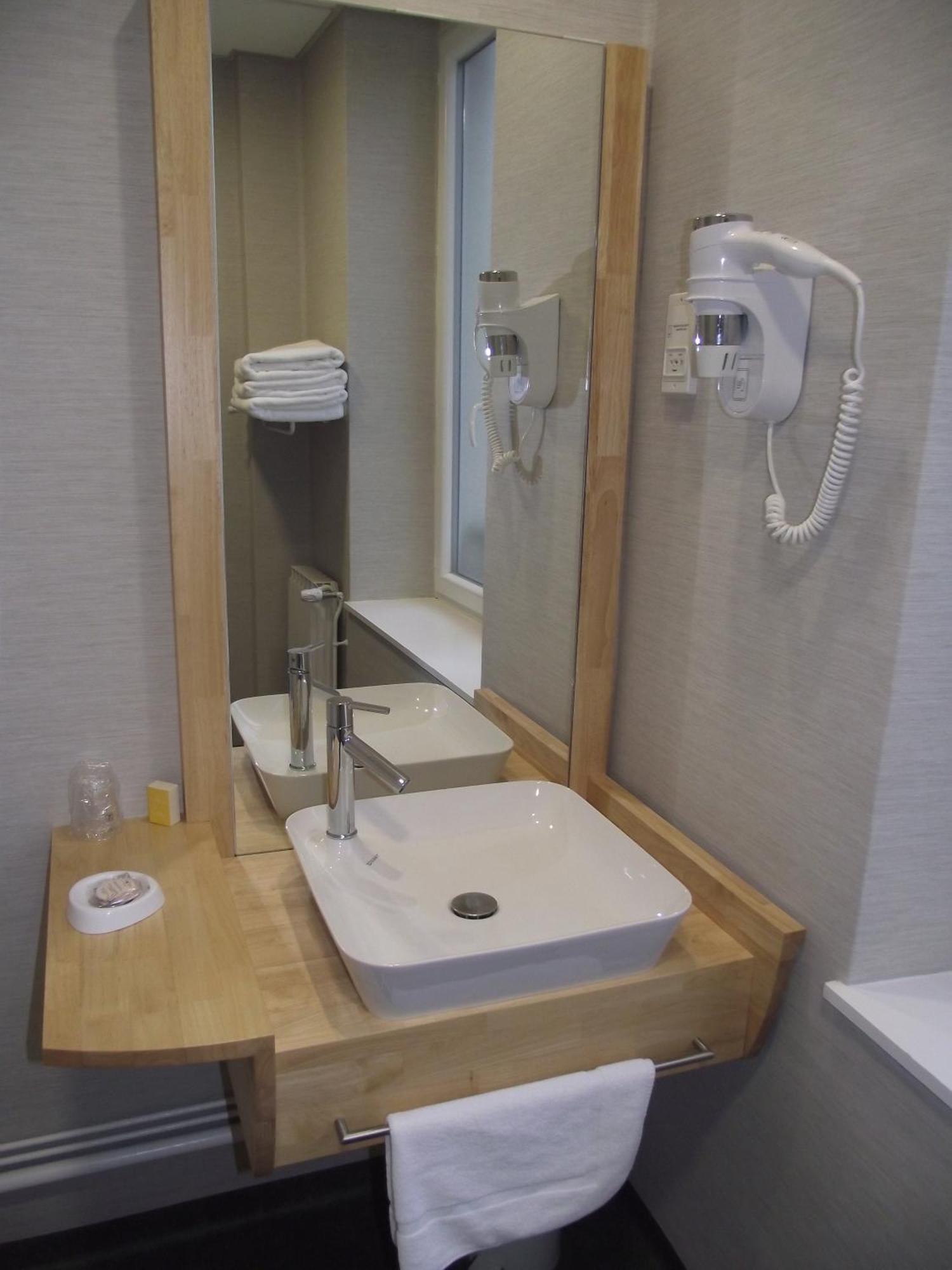 Logis Hotel Des Bourbons 몽뤼꽁 외부 사진