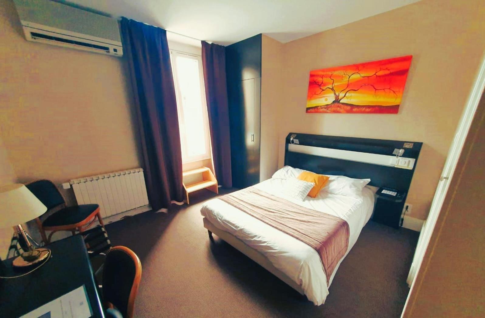Logis Hotel Des Bourbons 몽뤼꽁 외부 사진