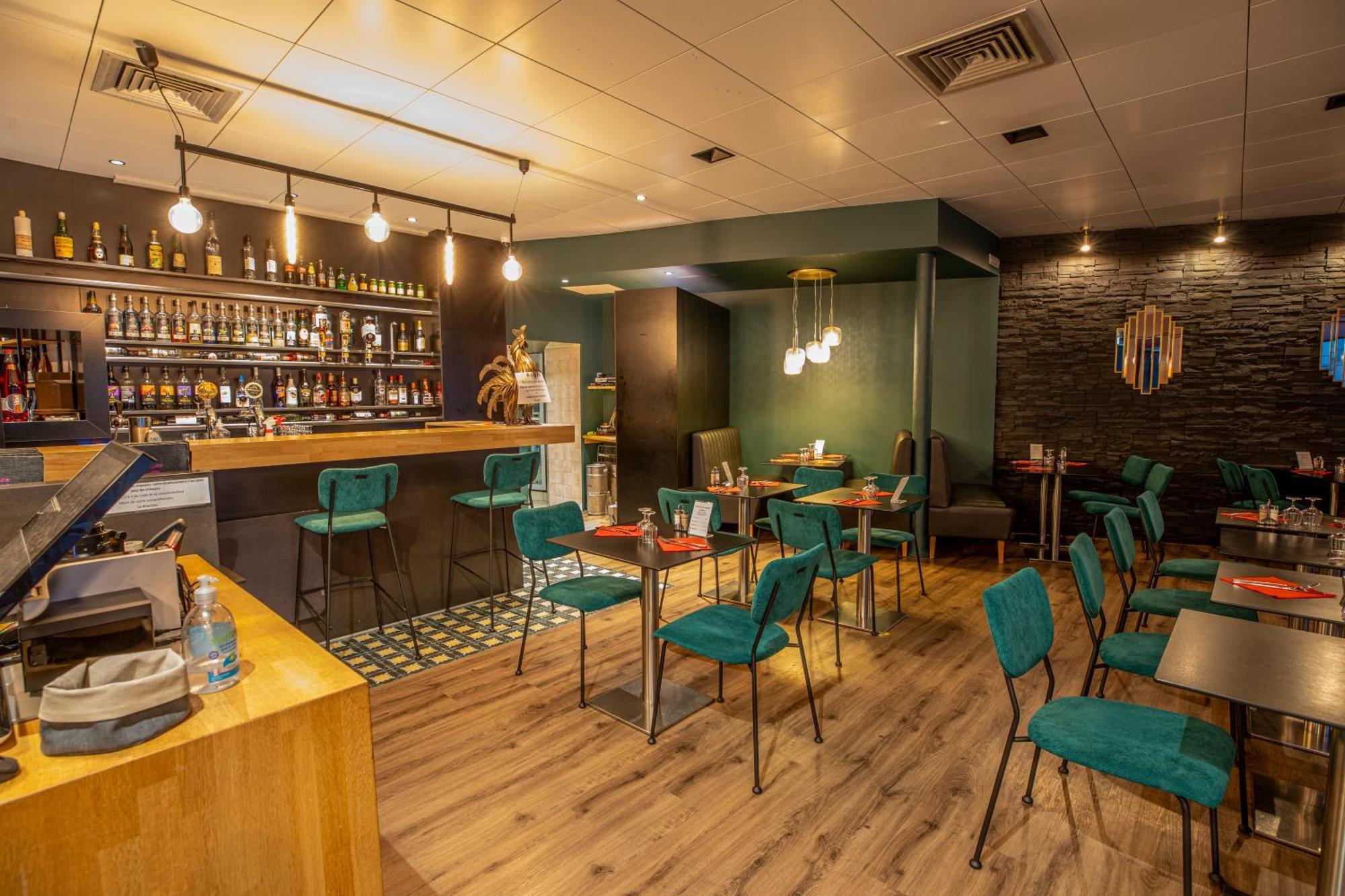 Logis Hotel Des Bourbons 몽뤼꽁 외부 사진