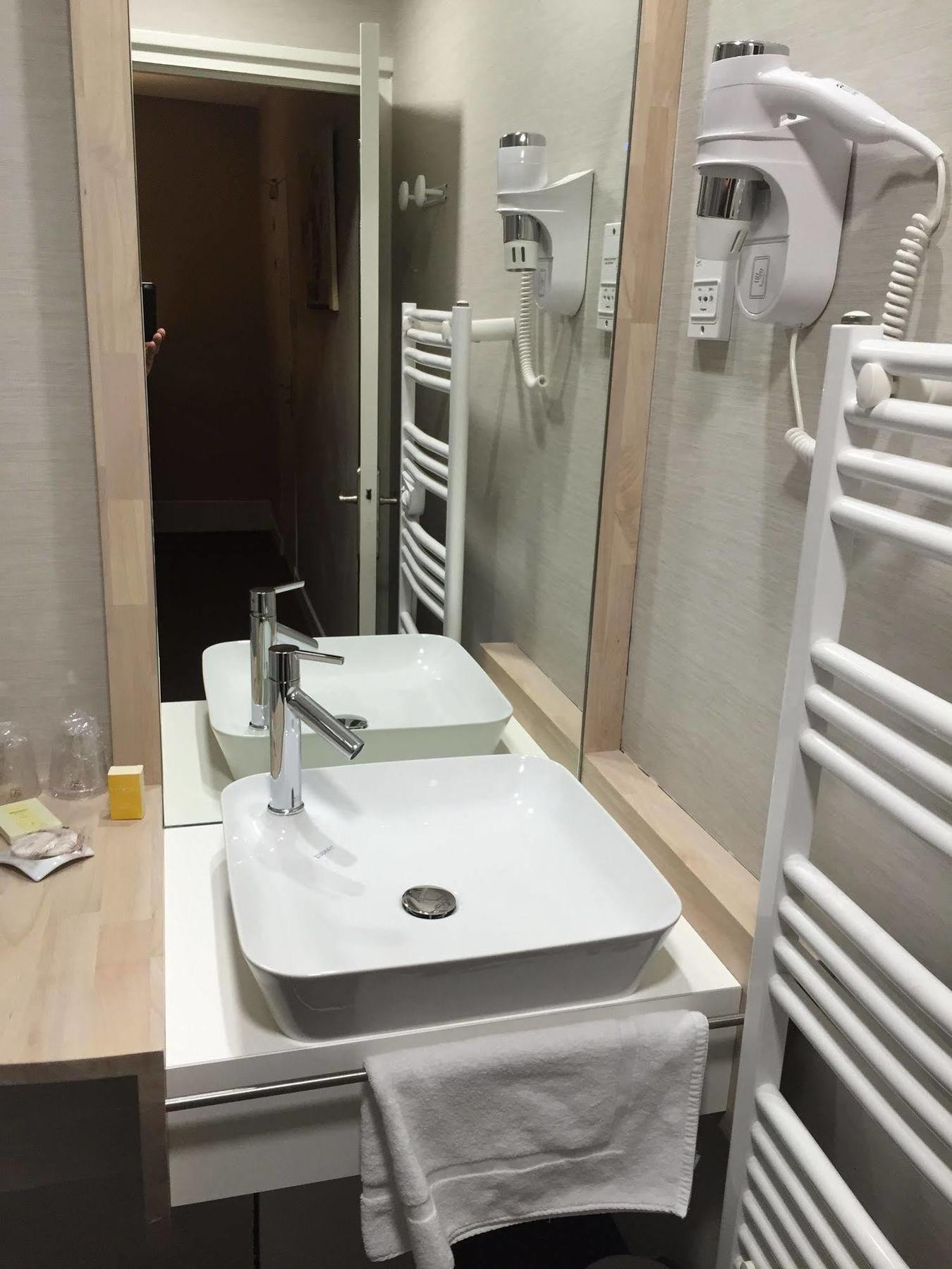 Logis Hotel Des Bourbons 몽뤼꽁 외부 사진